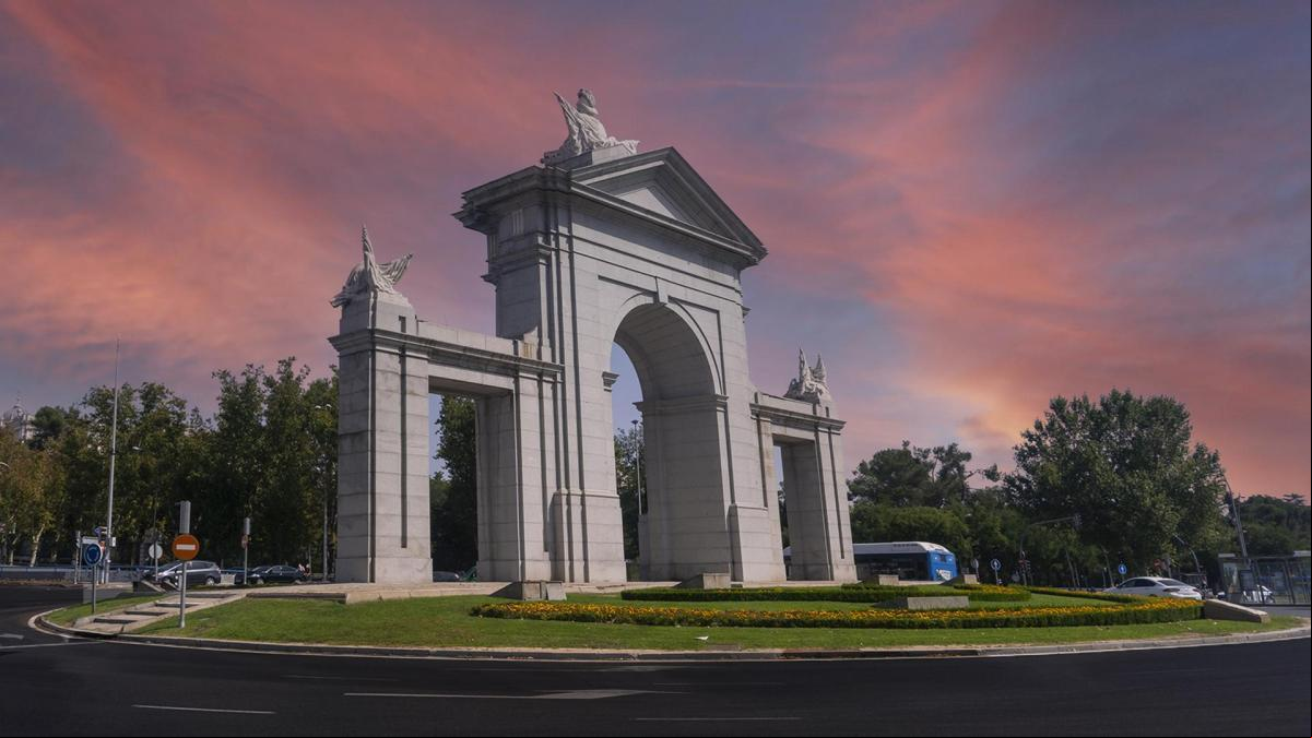 La musical puerta de Alcalá bajo el candilazo