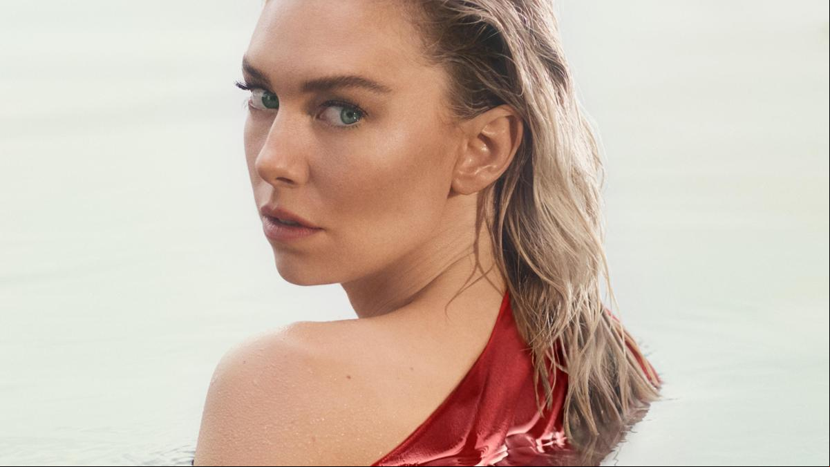 El espíritu libre y salvaje de Vanessa Kirby da vida a la nueva pantera de Cartier