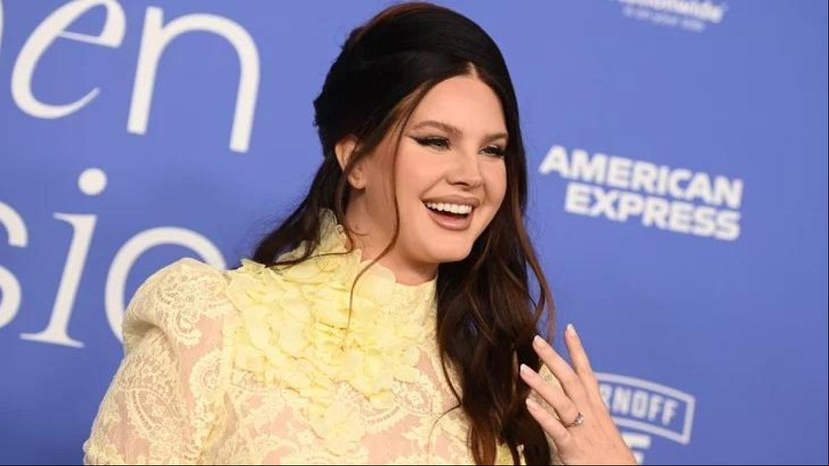 Lana del Rey se compromete con el productor y empresario Evan Winiker