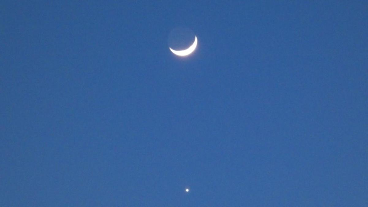 Venus se reúne con la Luna creciente