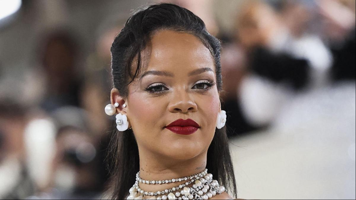 Rihanna recupera la prenda más controvertida para presumir de piernas infinitas
