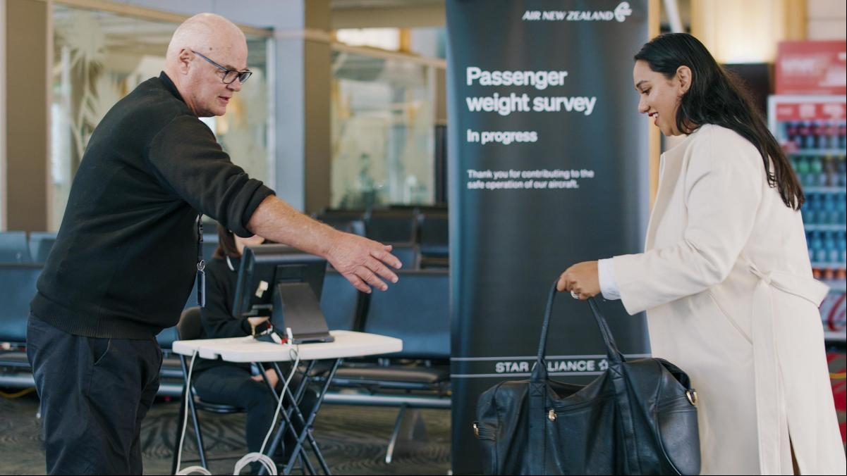 Motivos de peso: Air New Zealand sube a su pasaje a la báscula antes de que aborde el avión