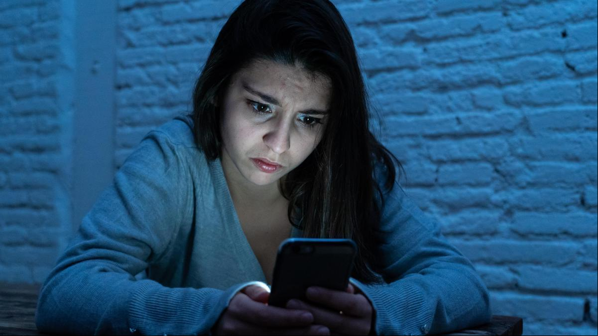 Así puedes evitar la ansiedad que provoca ver constantemente noticias desastrosas