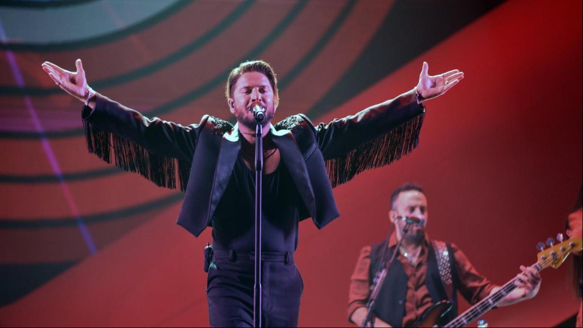 Homenaje a Elena Huelva y diluvio en el concierto de Manuel Carrasco en Sevilla