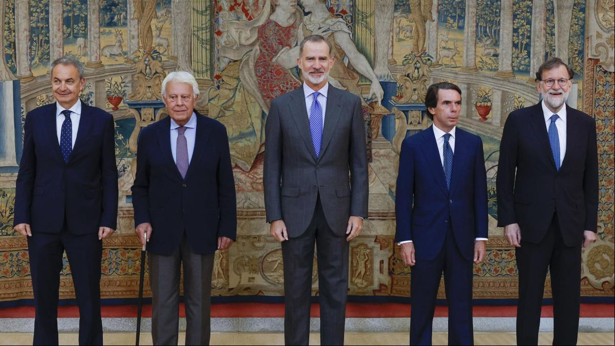 El Rey, con los cuatro expresidentes, en la reunión del Elcano