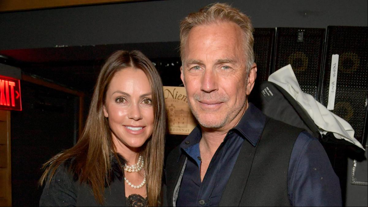 La exesposa de Kevin Costner solicita un cuarto de millón de dólares mensual para mantener a sus tres hijos