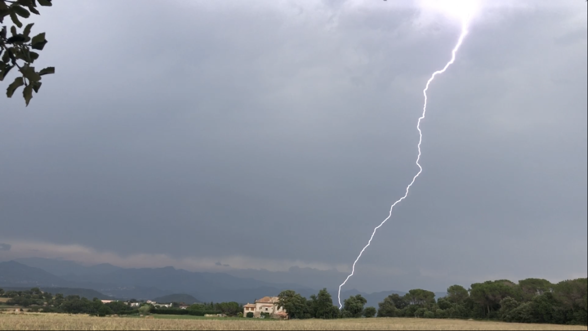 Espectacular lluvia de rayos en el Berguedà
