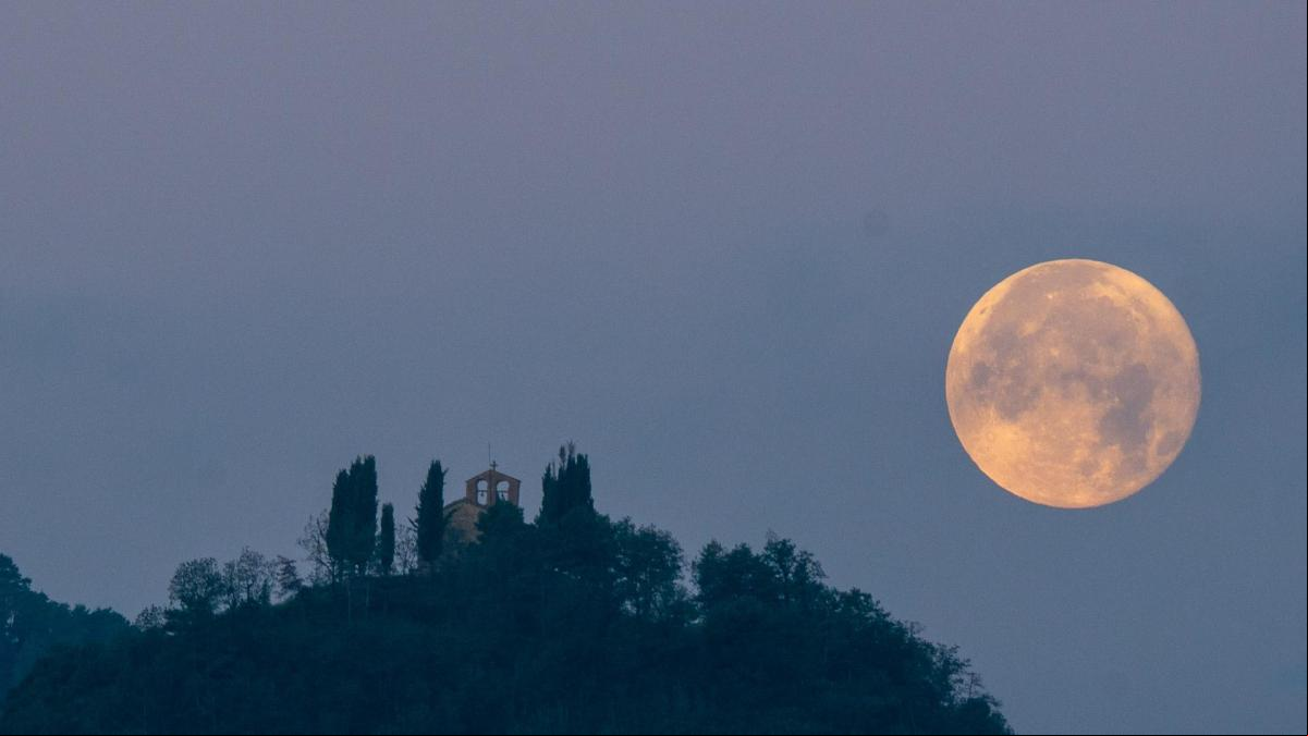 La Superluna del ciervo se pone en 4 segundos