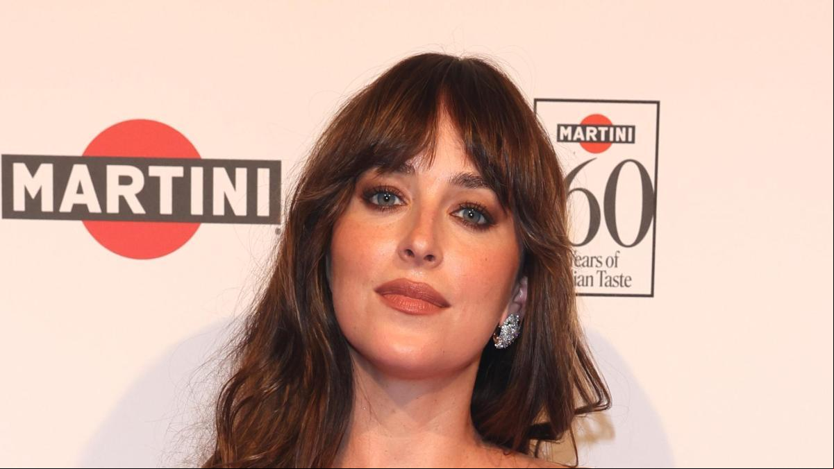 Minimalista y elegante: Las claves del perfecto look de invitada de Dakota Johnson