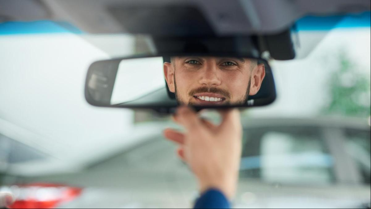 Enseña cómo gira el retrovisor para que no le deslumbren otros coches y los comentarios son surrealistas: “No sabía para qué servía”