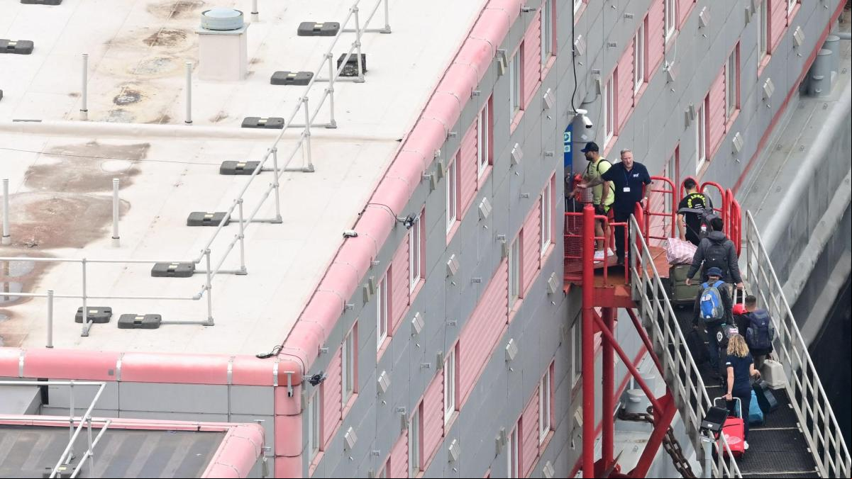 El gobierno británico comienza ya a albergar refugiados en una barcaza
