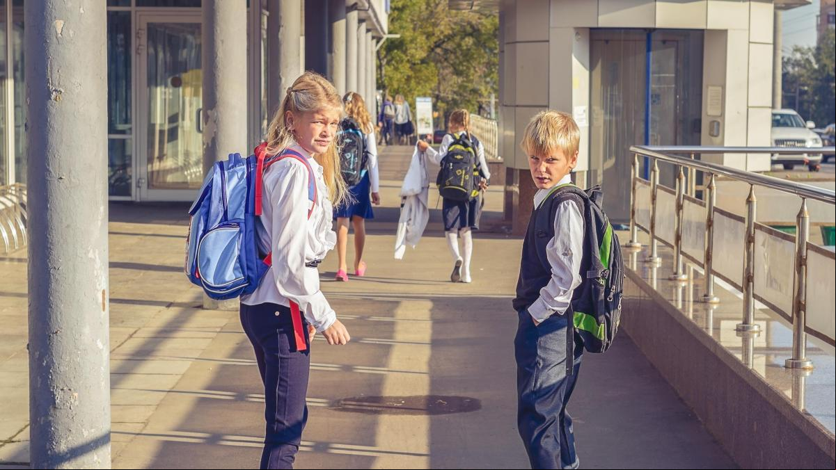 Esta es la edad a la que los niños pueden ir solos al colegio, según un estudio