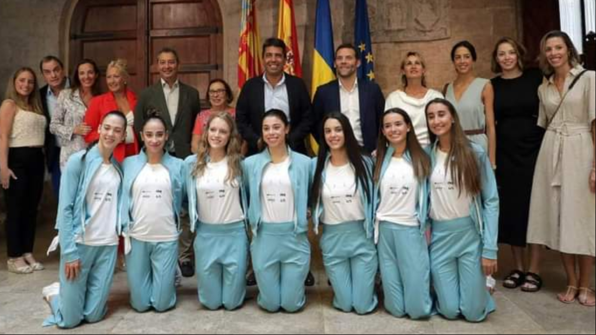 Polémica por una foto de Carlos Mazón con la selección de gimnasia rítmica de rodillas