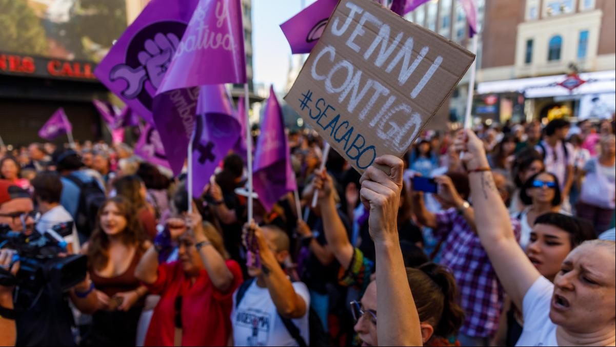 Detrás de las mujeres, van todas las demás