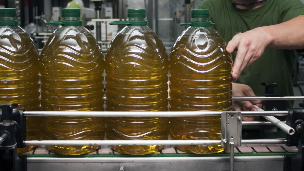 Facua detecta encarecimientos de hasta el 75% en solo un mes en aceites de oliva virgen extra