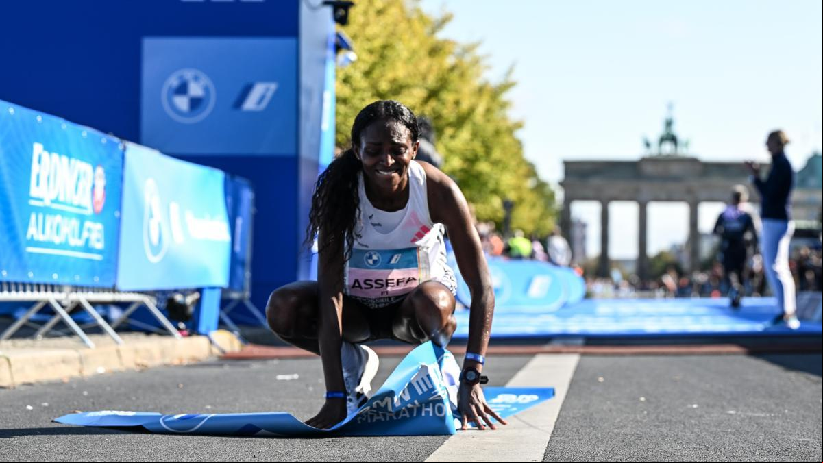 Kipchoge sigue ganando; Assefa revienta el récord femenino: 2h11m53s