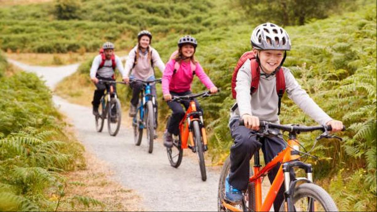 La Sociedad Catalana de Pediatría reclama carriles bici para ir al colegio en bicicleta