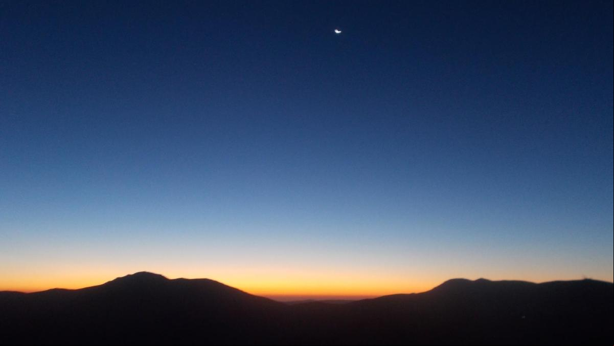 Idilio de la luna con la aurora en Guadarrama