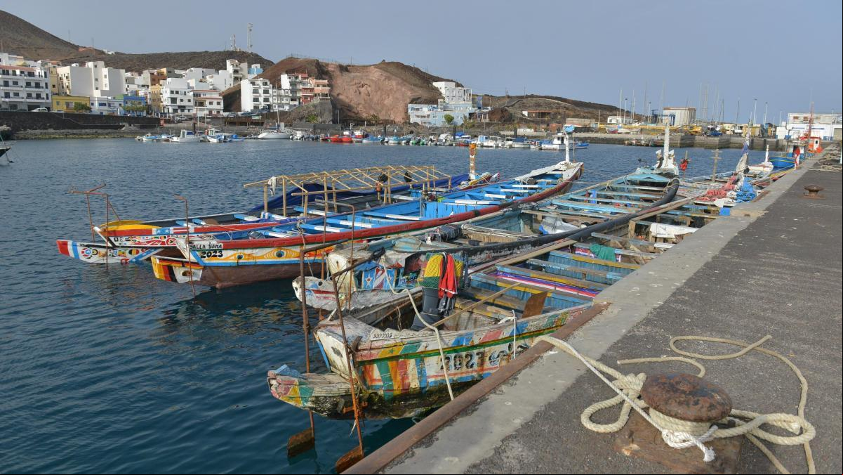 Al menos unos quince cayucos se dirigen al archipiélago canario desde Senegal
