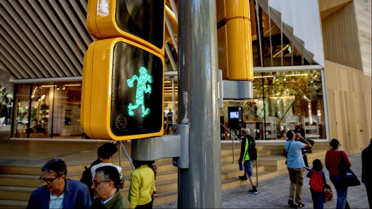 Mortadelo y Filemón ya dirigen un paso de peatones en Barcelona