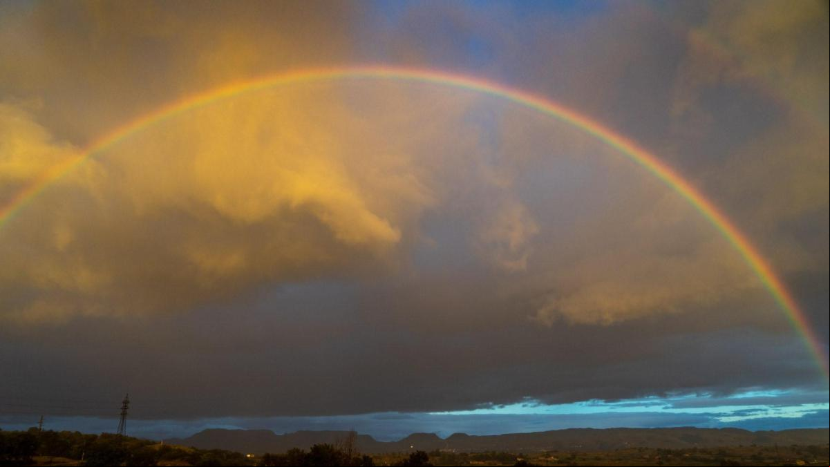 Gigantesco arco iris en el paisaje de Osona