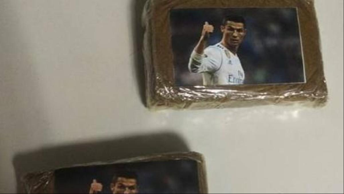 Detenido un conductor por llevar dos paquetes de hachís con una foto de Cristiano Ronaldo