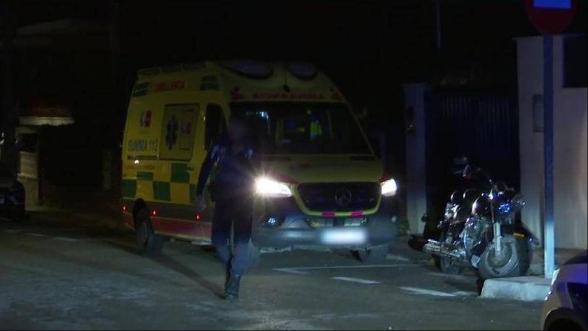 Una ambulancia y varios agentes de policía se personan en el domicilio de Cándido Conde-Pumpido