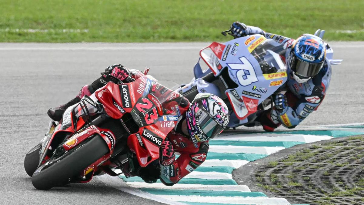 Bagnaia mantiene a raya a Martín y Àlex Márquez se queda sin victoria