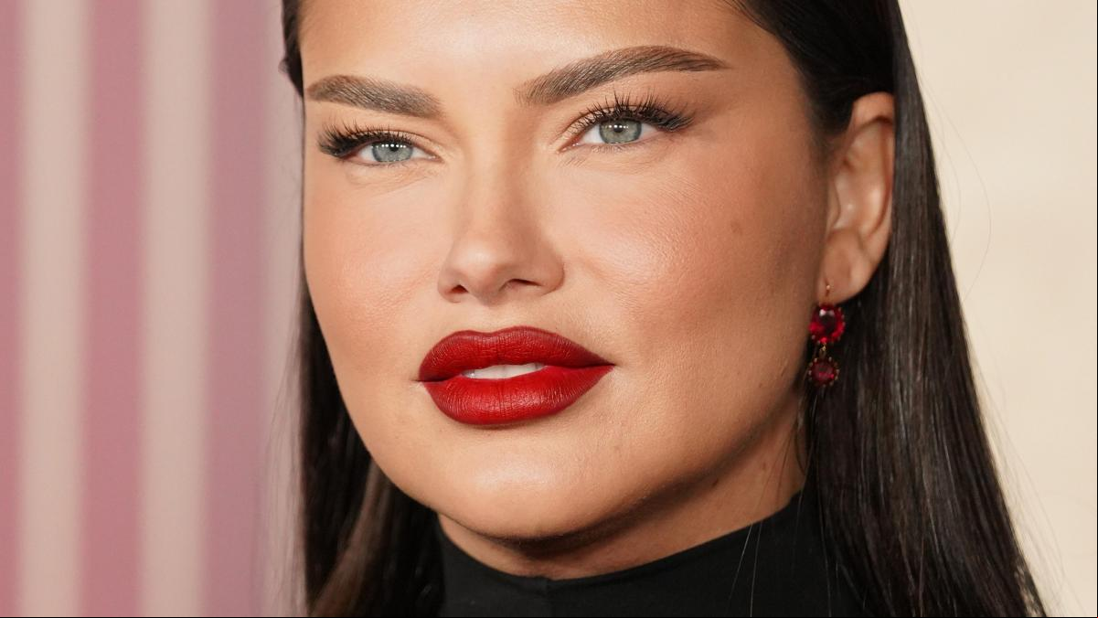 Adriana Lima responde contundente a los que critican su nuevo aspecto: Gracias por preocuparos