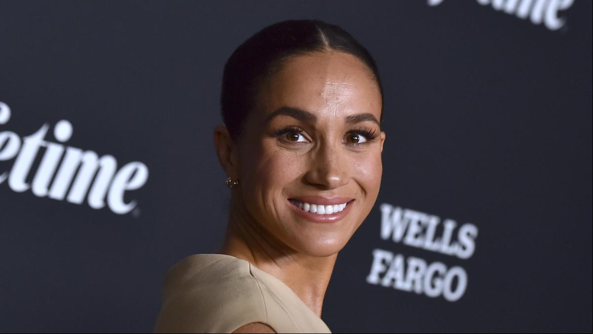 Mango tiene la versión asequible del lujoso abrigo batín de Meghan Markle