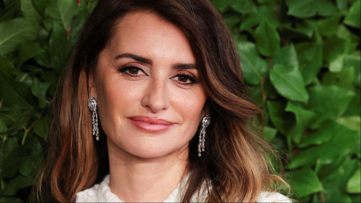 Penélope Cruz se apunta a la moda de los vestidos con transparencias