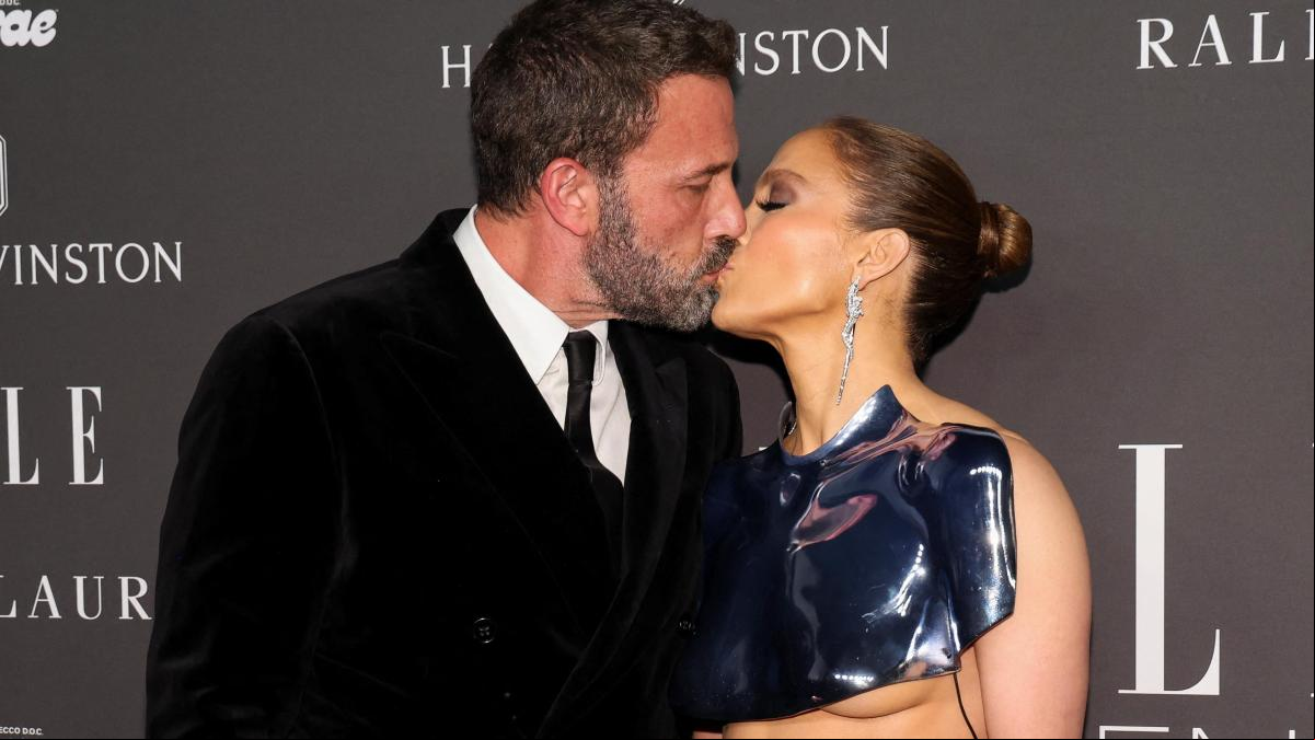 El impactante look de Jennifer Lopez en su último evento junto a Ben Affleck: armadura metálica y pendientes de cocodrilo