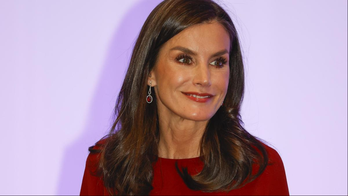 Letizia adelanta la Navidad con un vestido rojo tendencia