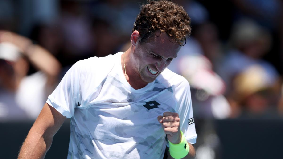 Carballés elimina a Roberto Bautista en el duelo español en Auckland