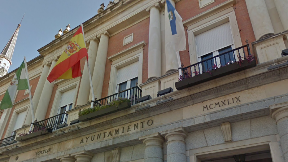 Someten al ayuntamiento de Huelva a un ritual de brujería para limpiarlo de malos espíritus