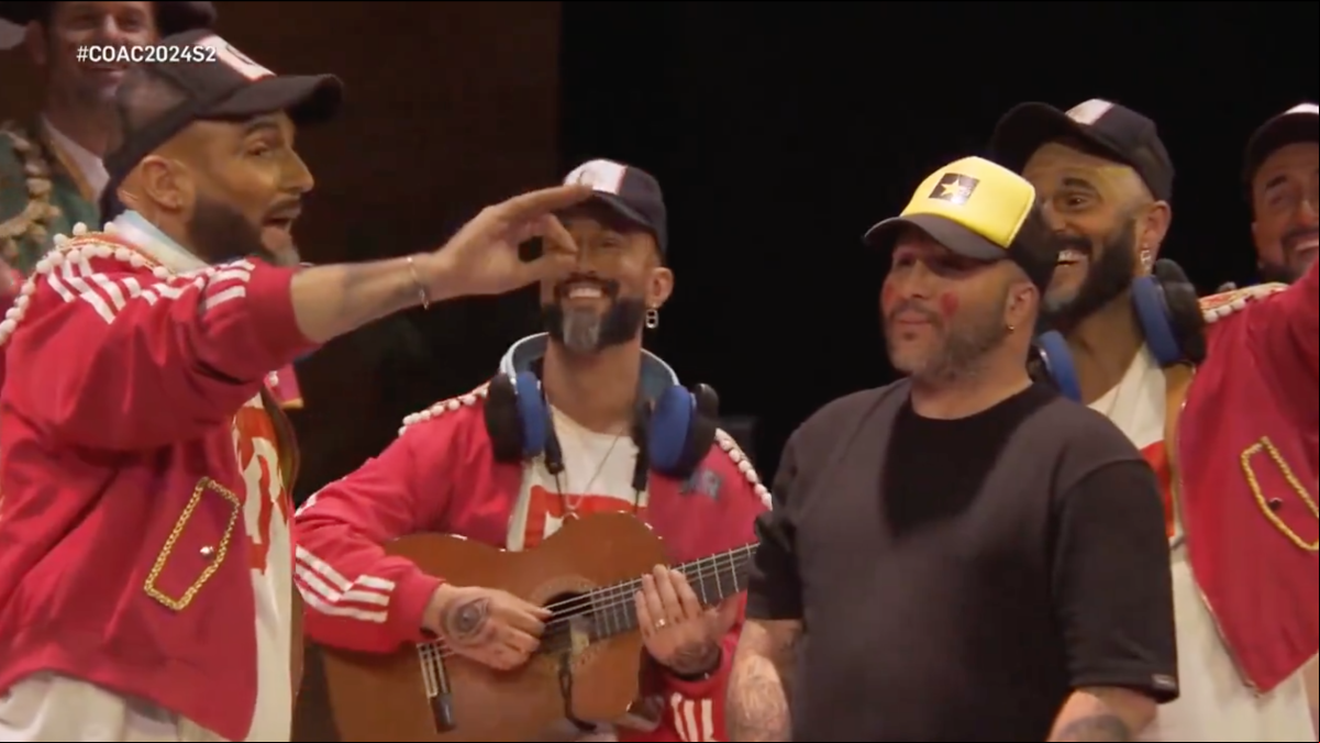 Kiko Rivera aparece por sorpresa en el Carnaval de Cádiz junto a la chirigota que le parodia