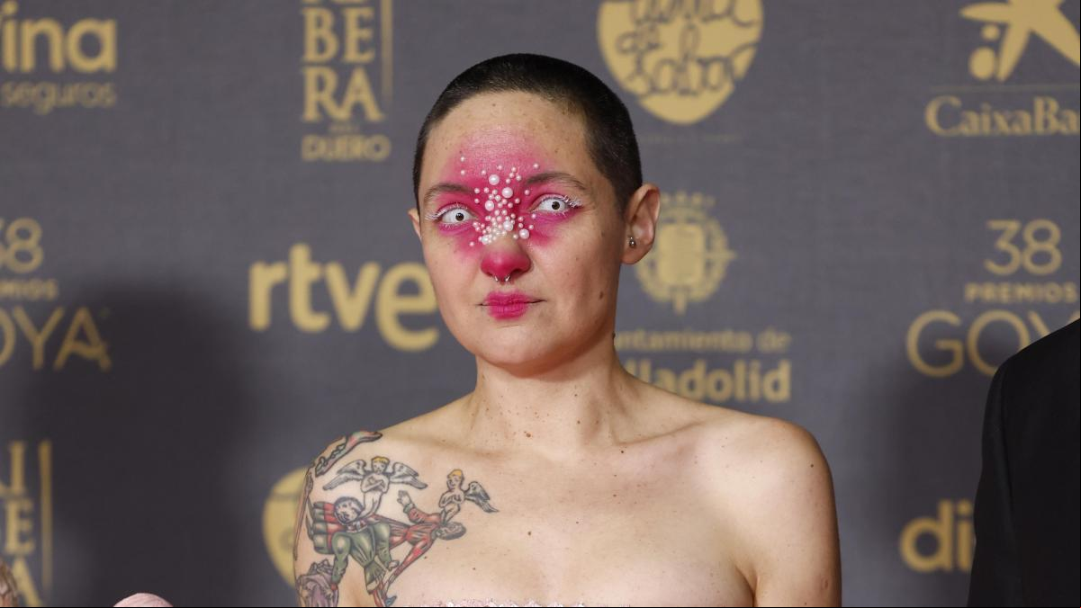 La directora Carla Pereira protagonista de la alfombra roja de los Goya por su singular look