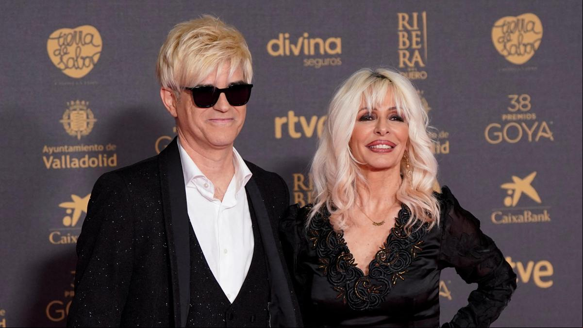 Nebulossa se viste de gala para su debut en la alfombra roja de los Goya