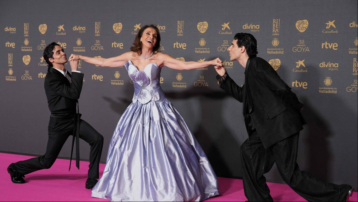 Cuatro cambios de look, brillos y transparencias: los Javis y Ana Belén arrasan en los Goya