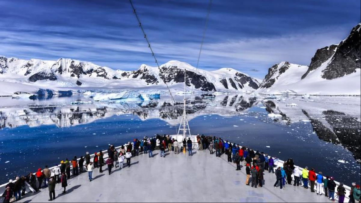 El turismo crece en la Antártida y deja huella en el paisaje y las aguas ante la falta de regulación