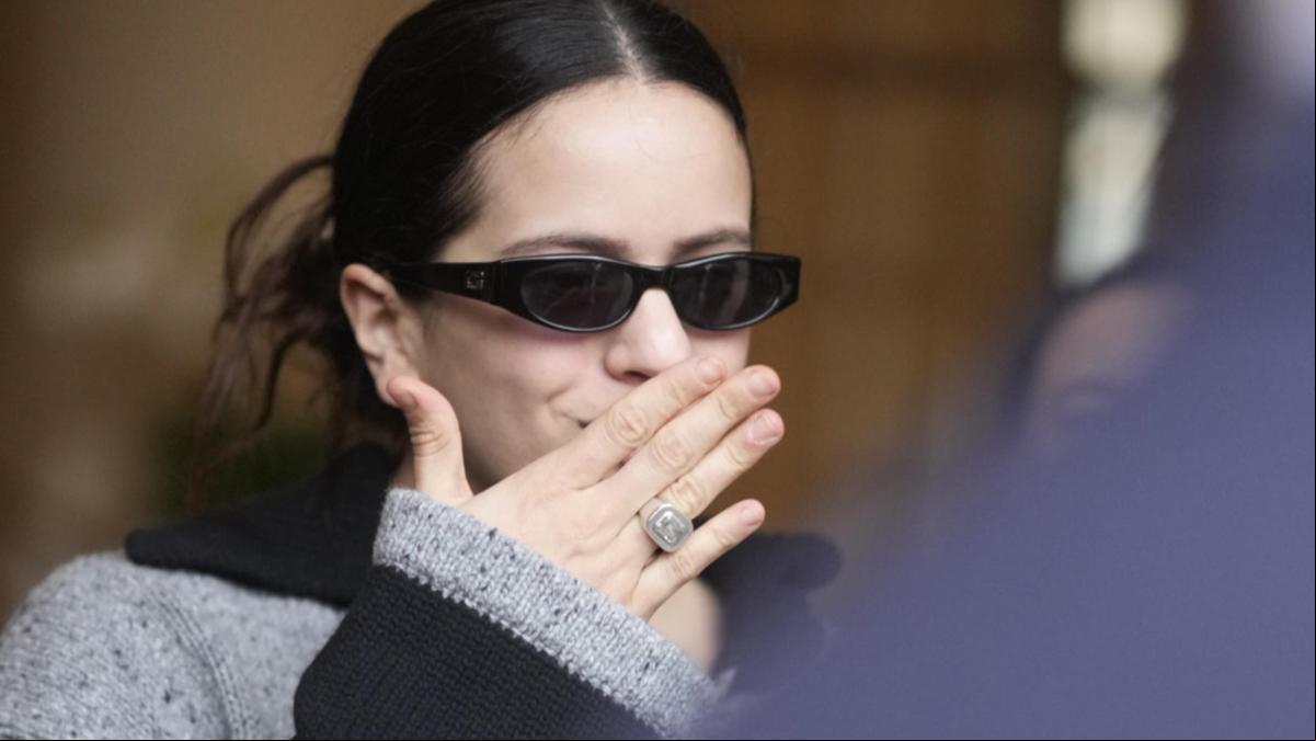 Rosalía reaparece en París con un look de básicos