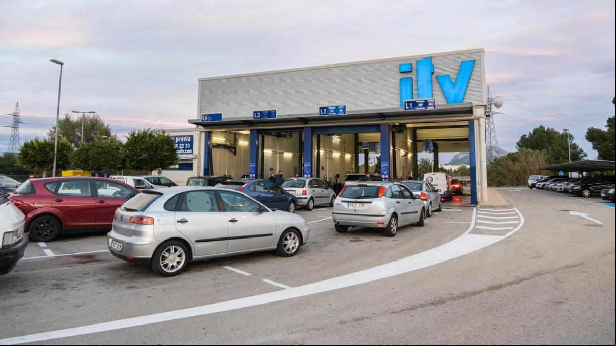 Cinturones rotos, fugas o remiendos de pedales: lo que encuentran los inspectores de la ITV