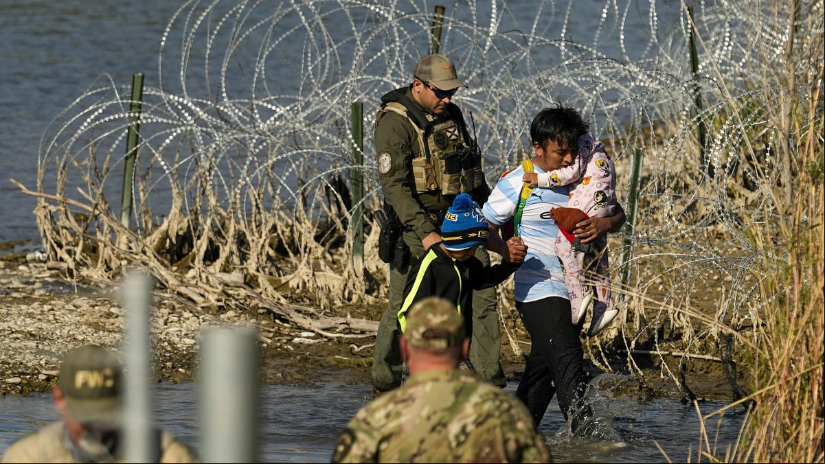 El Supremo autoriza a Texas que aplique su ley de inmigración en contra del gobierno federal