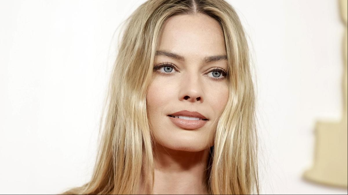 Margot Robbie apuesta por un básico de armario para la recta final de su embarazo