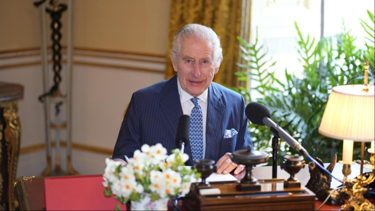 El rey Carlos III llama a la comprensión en su mensaje grabado de Pascua: Debemos servirnos y cuidarnos unos a otros