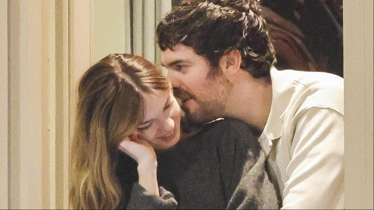 Stella Banderas derrocha romanticismo junto a su novio en Málaga
