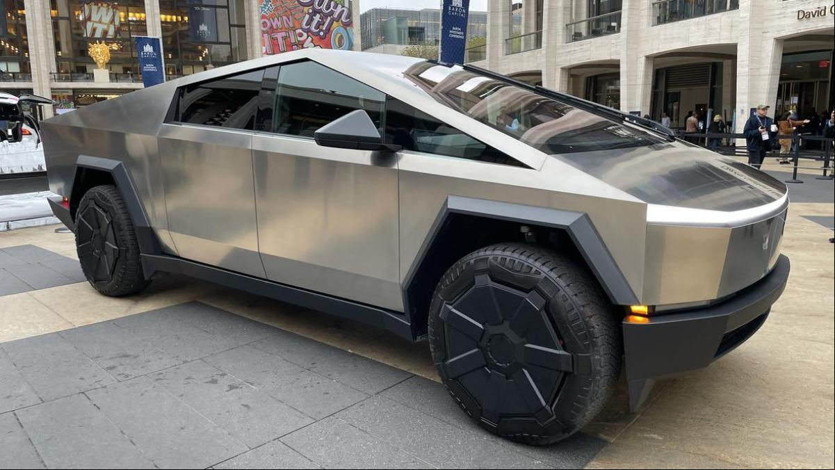 Lady Gaga y otros famosos que atesoran un Tesla Cybertruck en su garaje