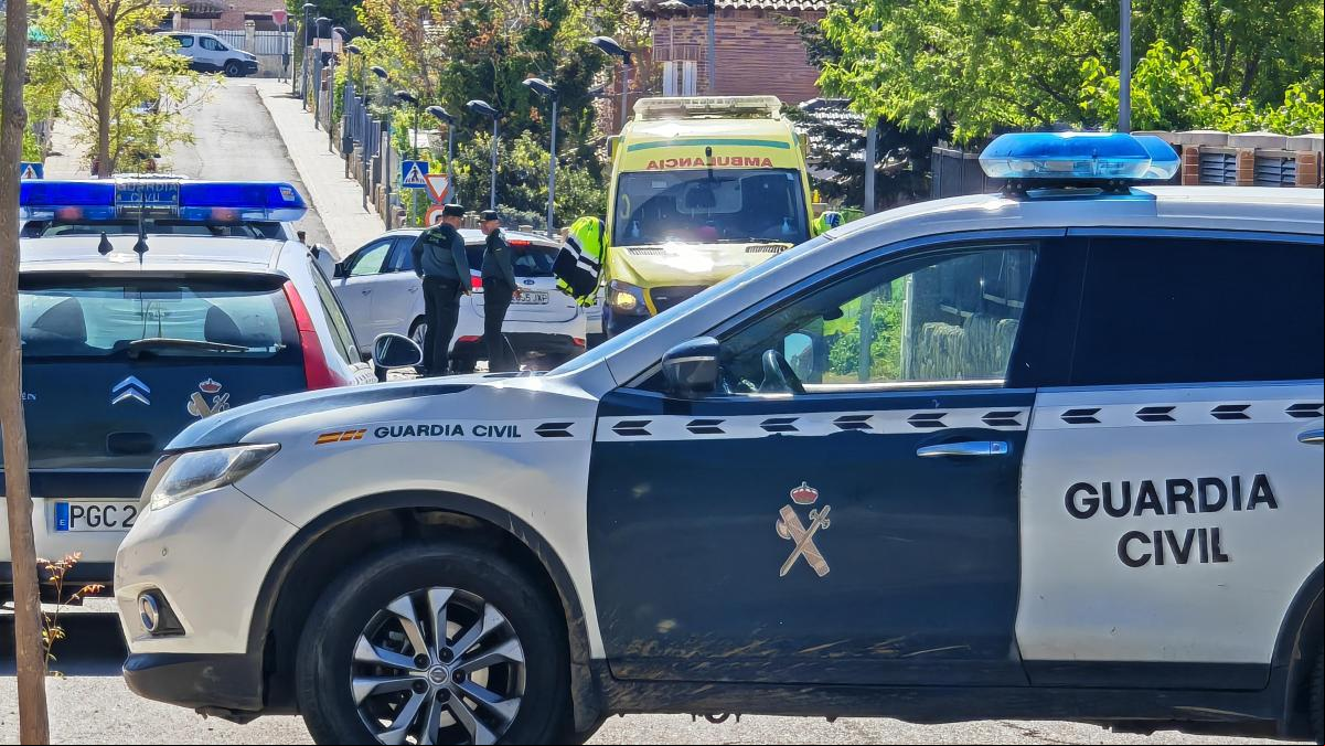 Hallan el cuerpo sin vida de un hombre en una avenida de Roquetas de Mar