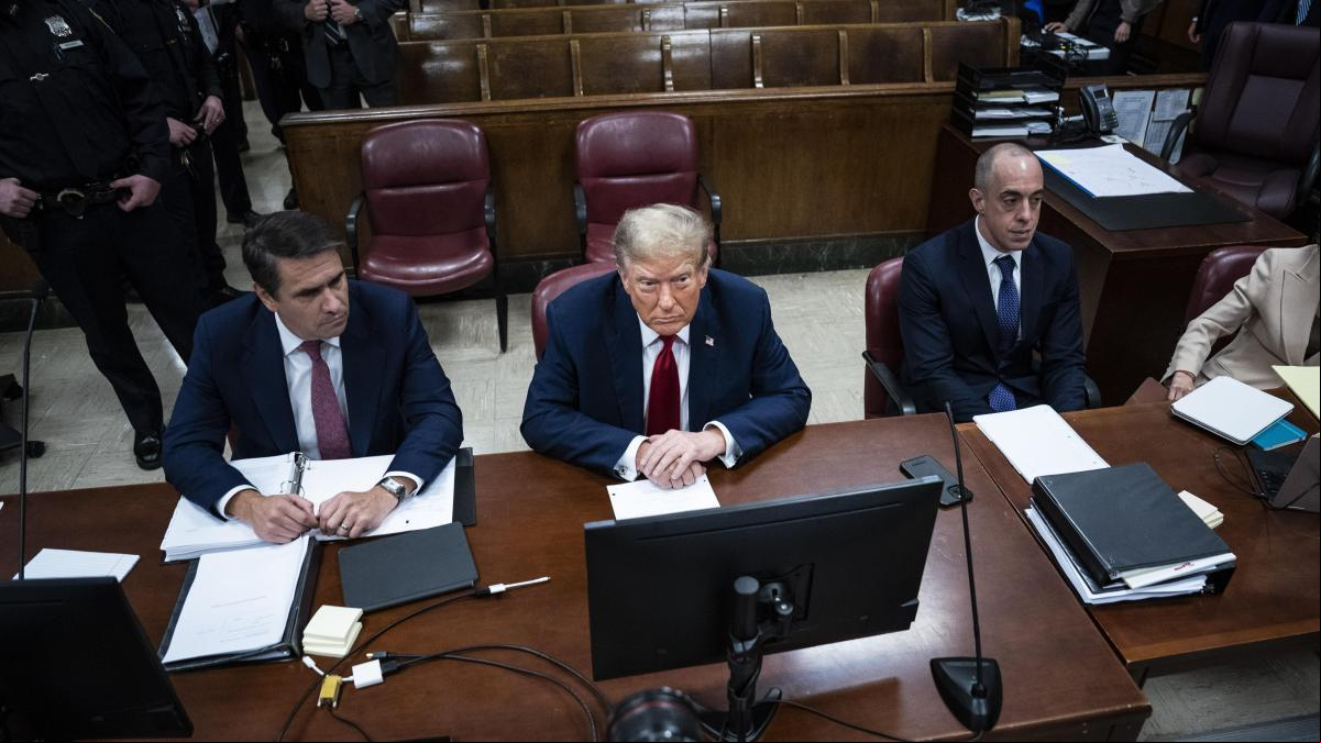 Trump se declara víctima de una persecución política en el primer día de un juicio histórico