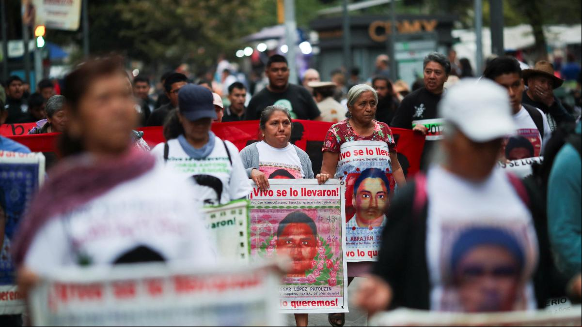 Los padres de los 43 estudiantes desaparecidos hace 10 años en México presionan antes de las elecciones